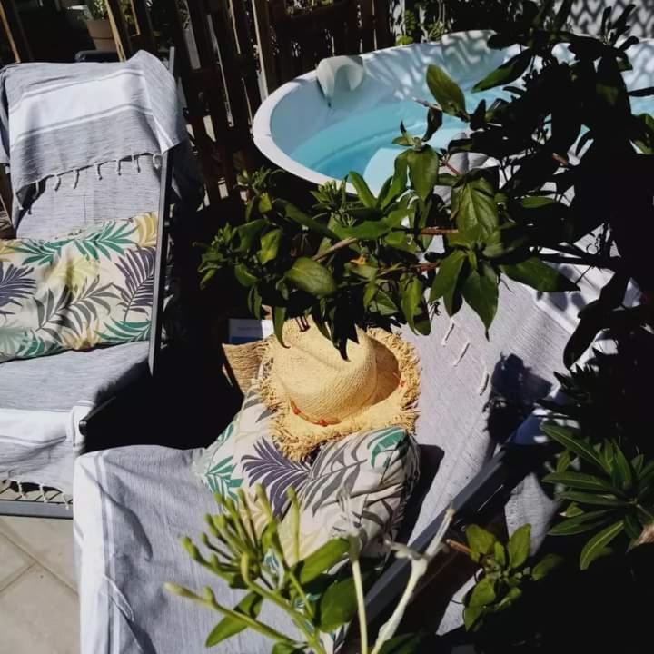 Le Petit Patio Bed & Breakfast เอก-มอร์ต ภายนอก รูปภาพ
